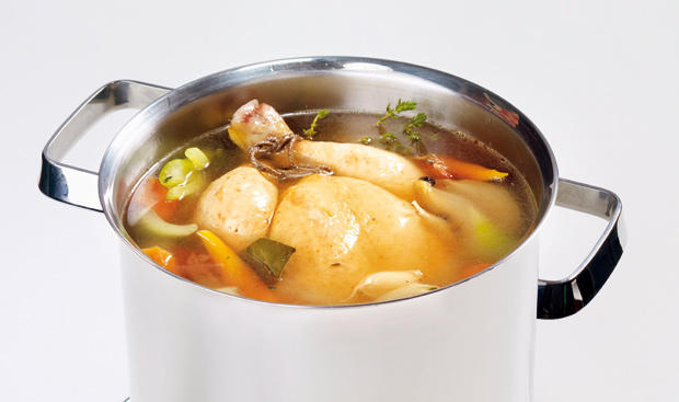 Bild: GUSTO / Stefan Liewehr Klare Hühnersuppe