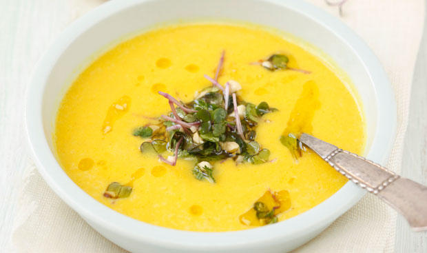 Bild: GUSTO / Theresa Schrems Maissuppe mit Kresse-Haselnusspistou