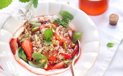 Bild: GUSTO / Ulrike Köb Erdbeer-Quinoa-Salat