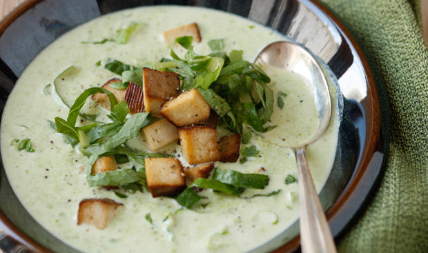 Bild: GUSTO / Theresa Schrems Erbsensuppe mit Kochsalat