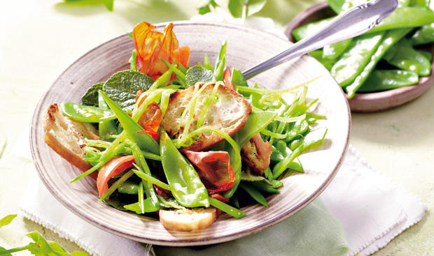 Zuckerschotensalat mit Brotchips