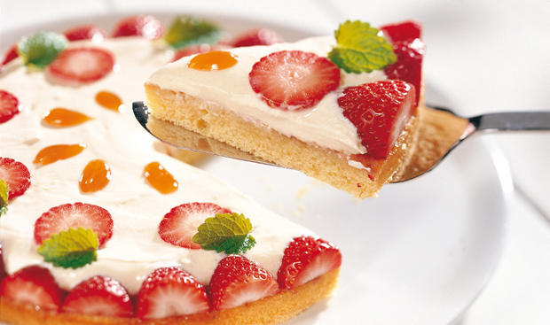 Bild: GUSTO / Liewehr Stefan Biskuit-Torte mit Erdbeeren