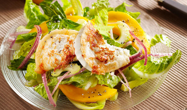 Bild: GUSTO / Stefan Liewehr Ziegenkäse auf Salat