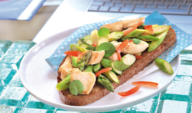 Bild: GUSTO / Ulrike Köb Brot mit Spargel und Huhn