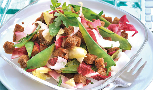 Bild: GUSTO / Ulrike Köb Brotsalat mit Zuckerschoten