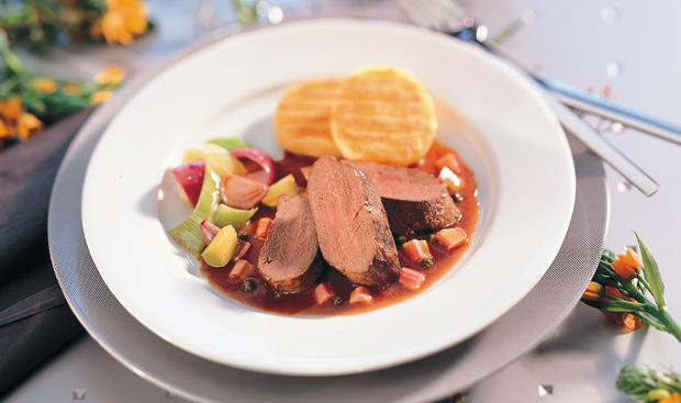 Bild: GUSTO / Liewehr Stefan Maibockfilet mit Rhabarber-Pfeffersauce