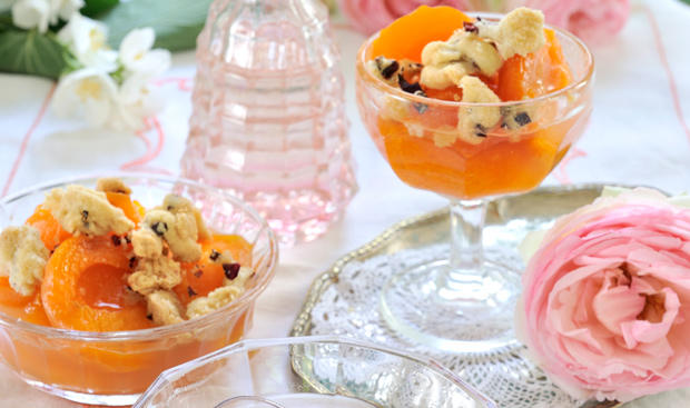 Bild: GUSTO / Ulrike Köb Marillen-Rosenblüten-Crumble