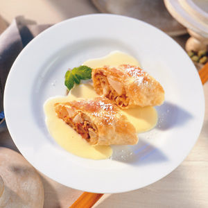 Birnen-Dattel-Strudel mit Zimtsauce