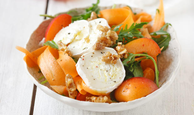 Karottensalat mit Marillen und Ziegenkäse