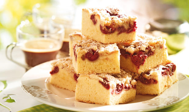 Bild: GUSTO / Liewehr Stefan Kirschkuchen mit Honigstreusel