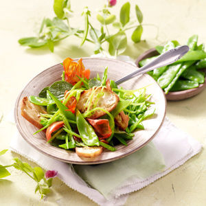 Zuckerschotensalat mit Brotchips