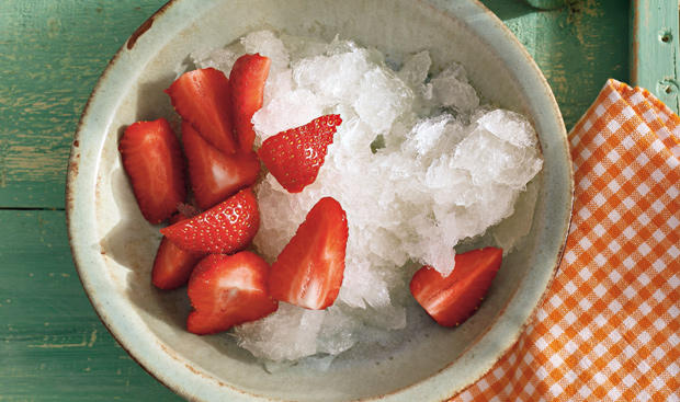 Holundergranitée mit Erdbeeren und Korianderpesto