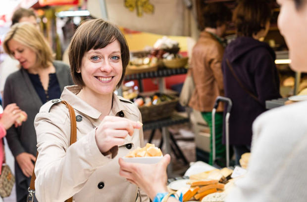 Sarah Krobath kauft am Markt ein