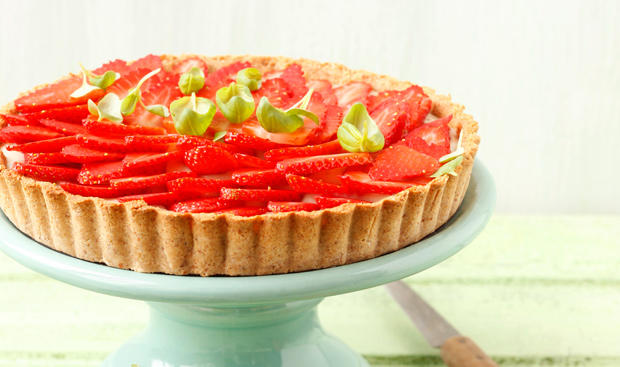 Bild: GUSTO / Theresa Schrems Erdbeertarte mit Vanille-Basilikumcreme