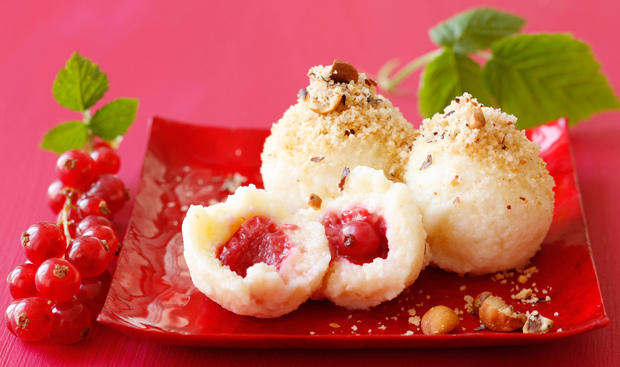 Bild: GUSTO / Schrems Theresa Grießknödel mit Beerenfülle