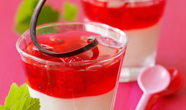 Bild: GUSTO / Schrems Theresa Panna cotta mit Beerengelee