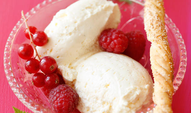 Bild: GUSTO / Schrems Theresa Nockerln mit Beeren und Sesamstangerln
