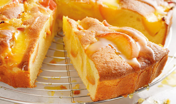 Bild: GUSTO / Eisenhut & Mayer Pfirsichkuchen mit Marzipan