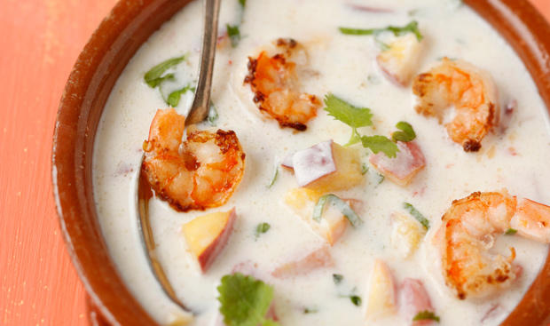Bild: GUSTO / Schrems Theresa Pfirsich-Joghurtsuppe mit Garnelen
