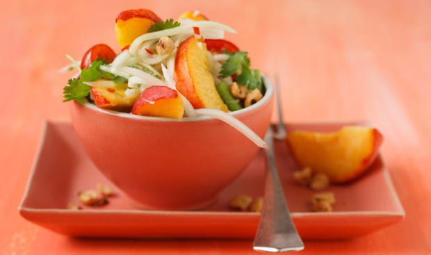 Bild: GUSTO / Schrems Theresa Thai Salat mit Pfirsich