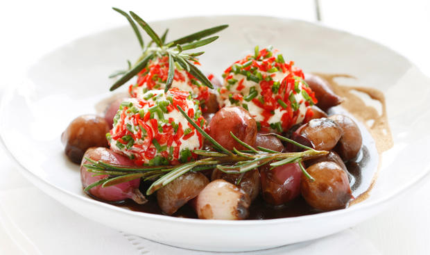 Frischkäsebällchen mit Balsamico-Schalotten