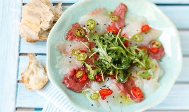 Bild: GUSTO / Schrems Theresa Carpaccio von Goldbrasse und Rind mit Rucolasalat