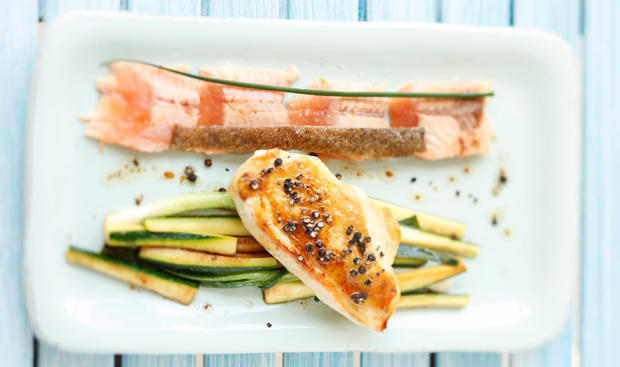 Lachsforellenfilet auf Pfeffer-Hendlbrust mit Zucchini