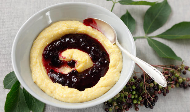 Bild: GUSTO / Schrems Theresa Zimt-Polenta mit Hollerkoch