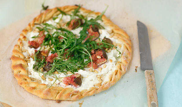 Bild: GUSTO / Schrems Theresa Kichererbsenpizza mit Feigen und Ricotta