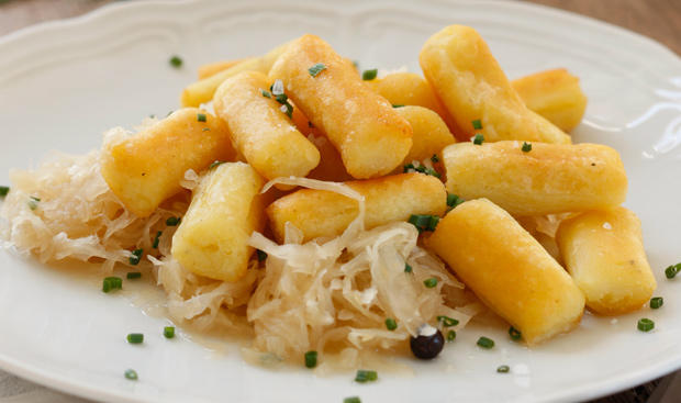 Bild: GUSTO / Schrems Theresa Erdäpfelnidei mit Sauerkraut