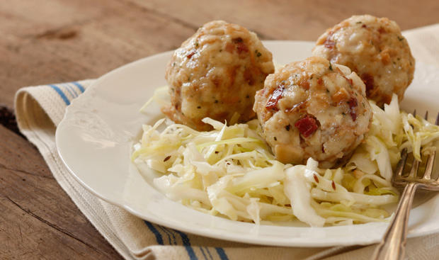 Speckknödel mit Krautsalat