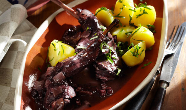 Bild: GUSTO / Stefan Liewehr Kaninchen in Rotwein