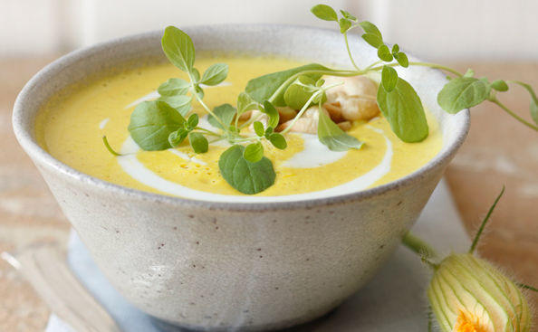 Bild: GUSTO / Theresa Schrems Zucchini-Kokos-Suppe