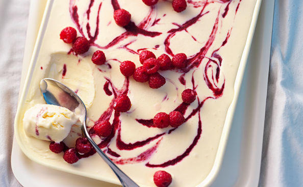 Bild: GUSTO / Eisenhut & Mayer Weißes Parfait mit Himbeeren