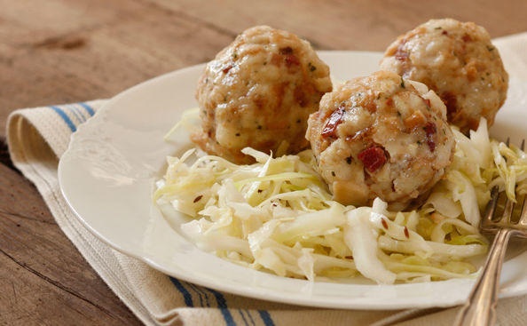 Speckknödel mit Krautsalat