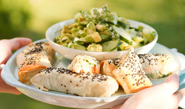 Fischpäckchen auf Gurken-Avocado-Salat