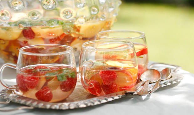 Bild: GUSTO / Theresa Schrems Pfirsich-Melba-Bowle