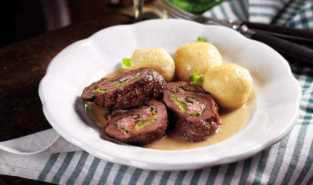 Bild: GUSTO / Liewehr Stefan Hirschroulade mit Grießknödeln