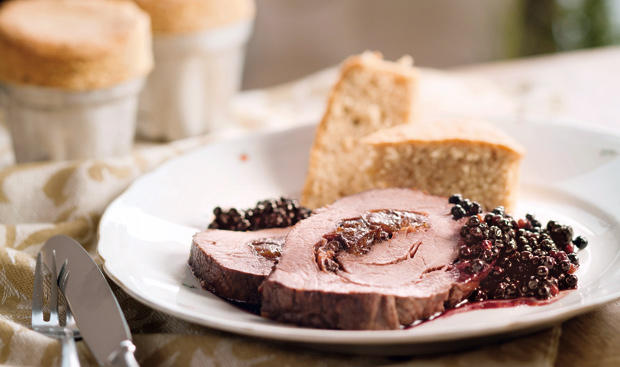 Hirschbraten mit Holler in Rotweinsauce