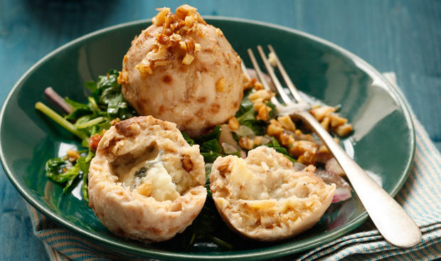 Bild: GUSTO / Schrems Theresa Nuss-Käseknödel auf Rucolaspinat