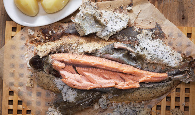 Bild: GUSTO / Brasch Dieter Lachsforelle in Meersalz-Lavendelkruste