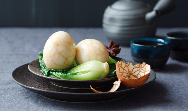 Tee-Eier mit Sternanis und Pak Choi