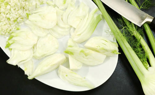 Bild: G+J Digital Products Video-Kochschule: Fenchel für Salat zubereiten