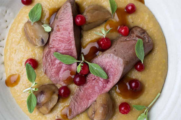 Rehpolenta mit Preiselbeeren und Maronen