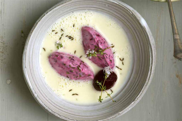 Bild: Brandstätter Verlag Kümmelsuppe mit Rote-Bete-Nockerl