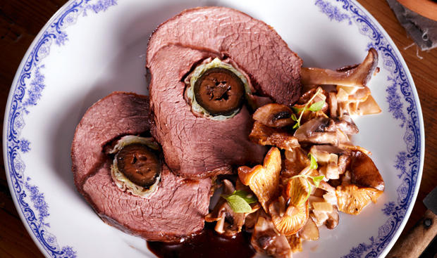 Bild: GUSTO / Dieter Brasch Hirschbraten mit schwarzen Nüssen und Pilzragout