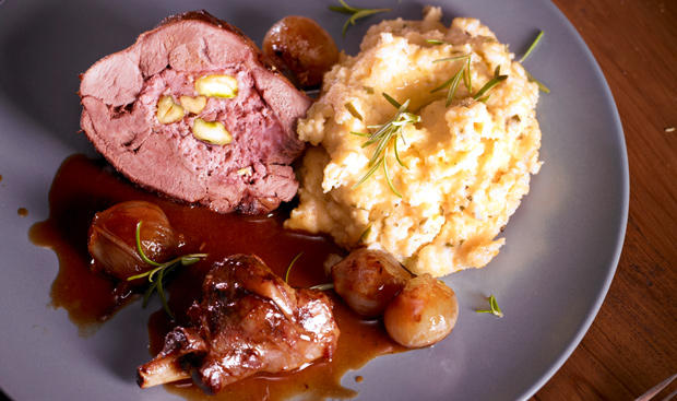 Bild: GUSTO / Dieter Brasch Gefüllte Hasenkeule auf Rosmarinpolenta