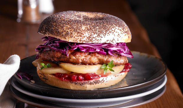 Bild: GUSTO / Dieter Brasch Wild-Bagel mit Rotkraut, Birne und Preiselbeeren