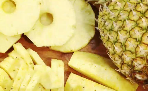 Bild: G+J Digital Products Kochschule: Ananas schälen
