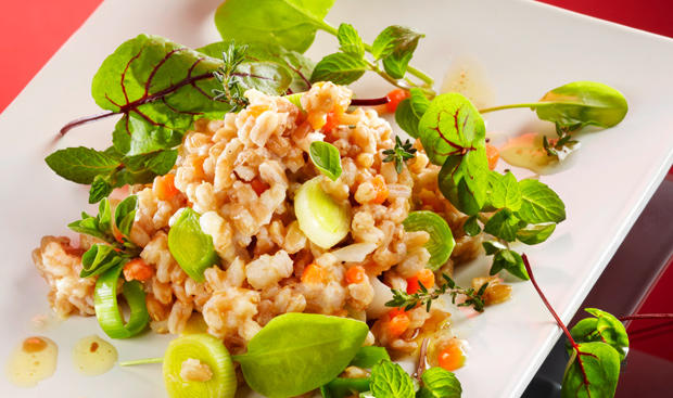 Bild: GUSTO / Stefan Liewehr Emmer-Gemüsereis mit Kräutersalat